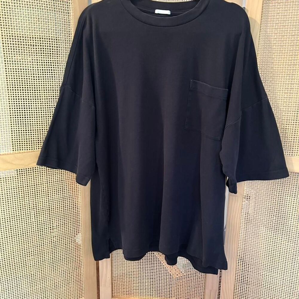 GU Japan Women's Black and Navy T-shirt